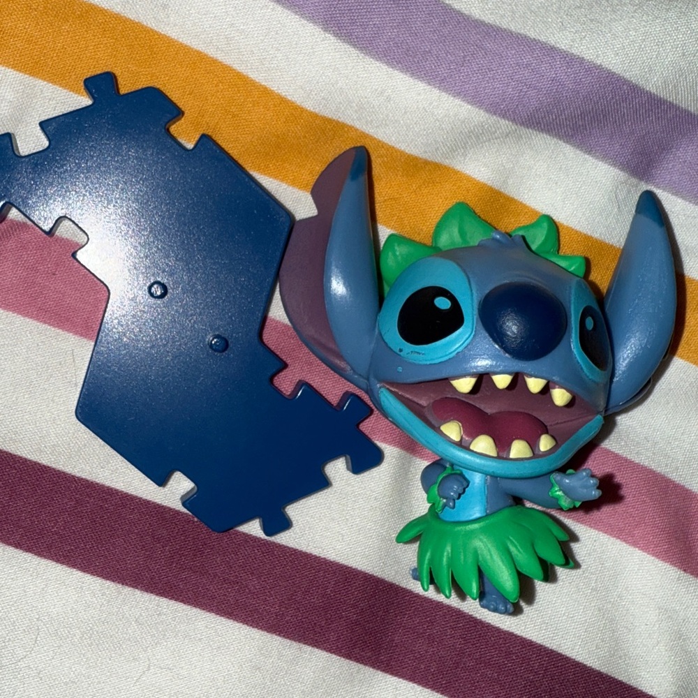 Disney Stitch Collect &Connect Hula Dancing Stitch with blue puzzle base. NWOT - Picture 8 of 9